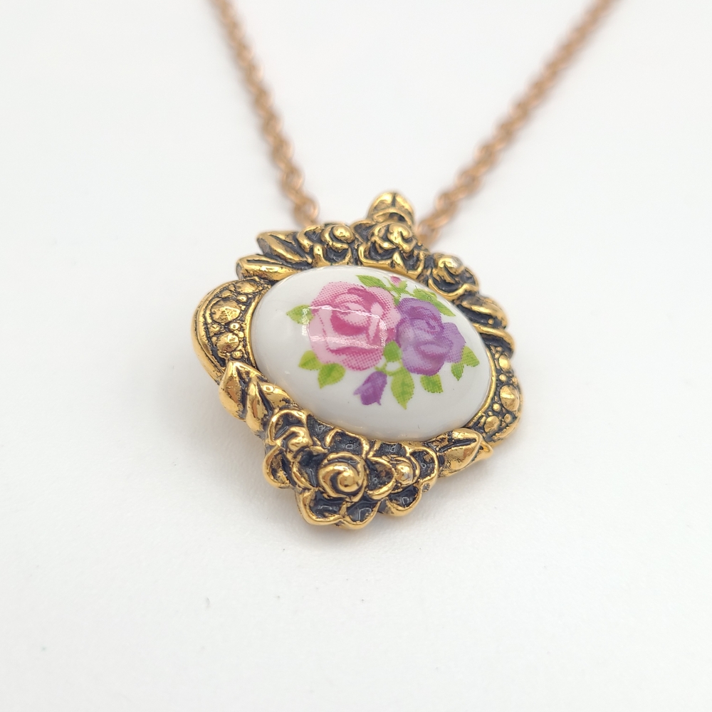 Vintage Avon Gold Floral Pendant Necklace Victorian Rose Cameo Style - Picture 11 of 12